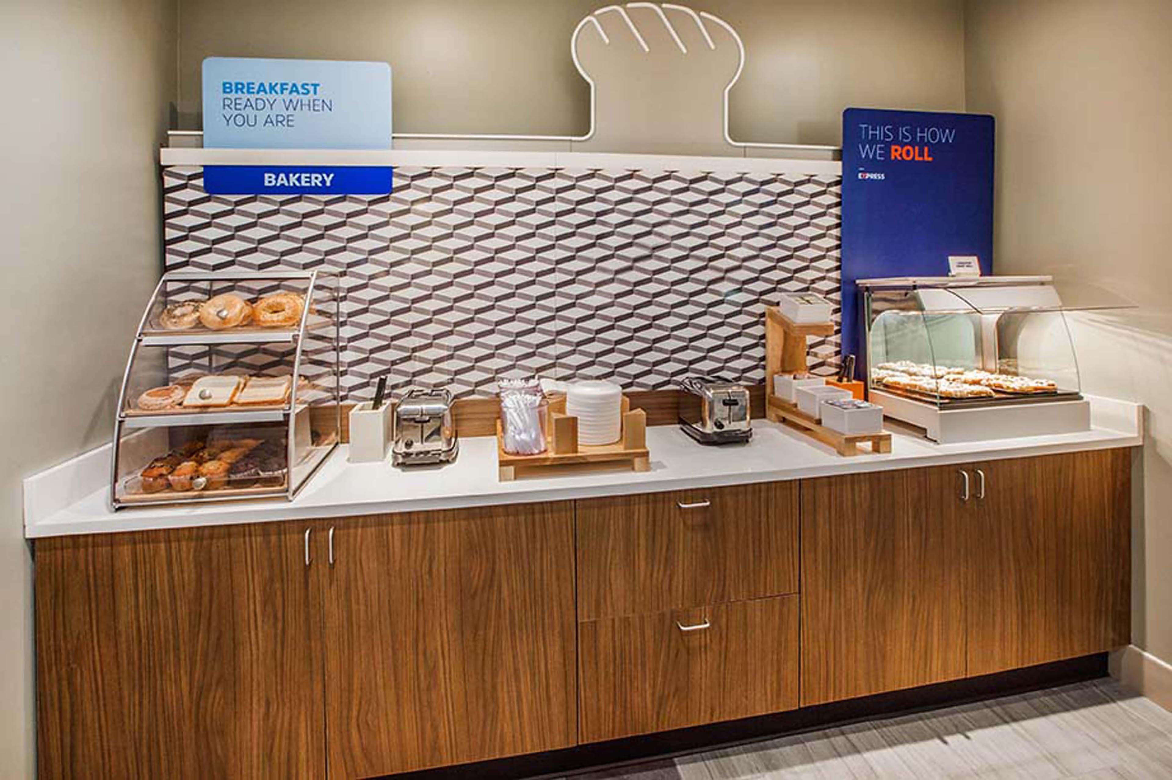 Hotel Express & Charlotte-concord-i-85 By Ihg 2*